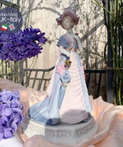 Cô gái Victorian men sứ bíc quy váy xanh cầm ô