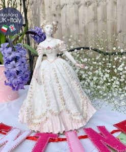 Cô gái sứ Valentine váy hồng kem