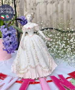 Cô gái sứ Valentine váy hồng kem