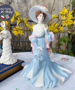 Cô sứ quý tộc cầm ống nhòm