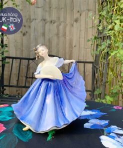 Cô sứ váy xanh lam cầm quạt