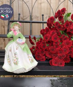 Cô sứ hoa, bày Giáng sinh Holly cầm quà