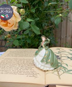 Cô sứ nhỏ giáng sinh hoa lá Holly