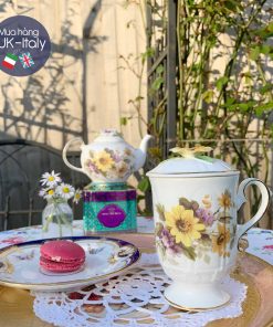 Tách cao có nắp đúc hoa cúc vàng Royale