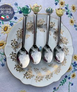 Bộ thìa tiệc trà với chiếc ấm trang trí