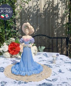 Cô gái lịch lãm Victorian váy xanh cầm hoa cẩm tú cầu