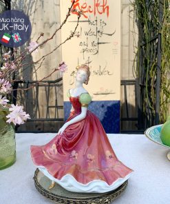 Cô gái Victorian váy đỏ hiếm