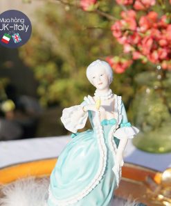 Cô sứ váy xanh bạc hà với chim