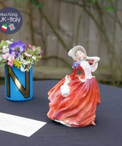 Cô sứ Victorian váy đỏ phiêu du c.1934