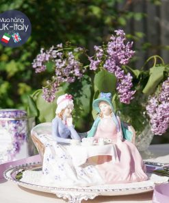 Cô sứ đôi trà chiều dưới hoa lilac