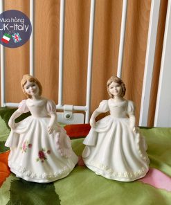 Cô sứ nhỏ váy trắng và mũ