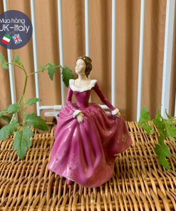 Cô sứ váy hồng hoa đăng