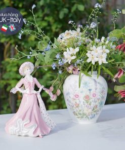 Cô sứ váy hồng khăn chấm bi hồng