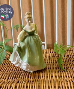 Cô sứ váy xanh cốm vàng tay cầm mũ Fair Lady