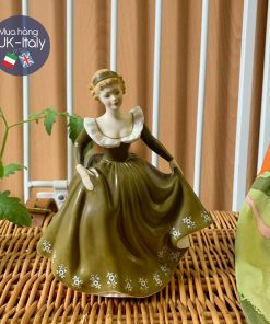 Cô sứ váy xanh rêu bán lì lạ đẹp