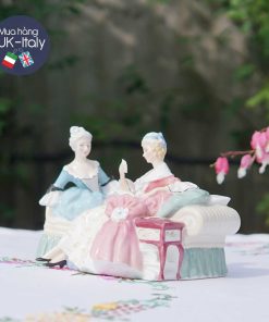 Cô sứ đôi ngồi đọc thư