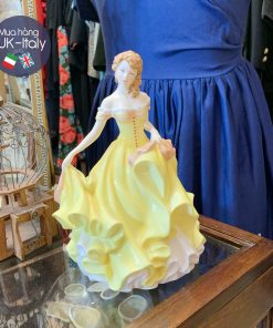 Cô sứ váy vàng hương mùa hè