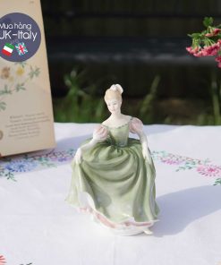 Cô sứ váy xanh cốm c1966