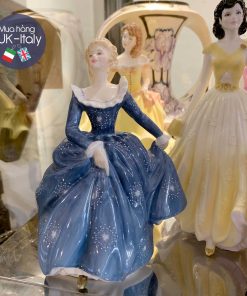 Cô sứ váy xanh thiên hà pháo hoa