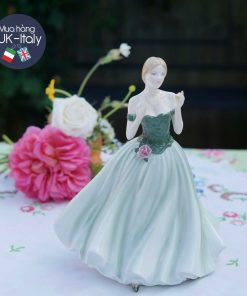 Cô sứ váy xanh bạc hà giữ trái tim bản hiếm