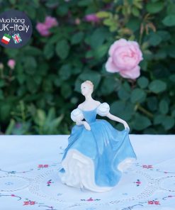 Cô sứ dạo khúc hè váy xanh da trời