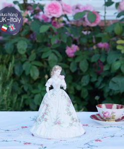 Cô sứ hoa hồng cầm trái tim