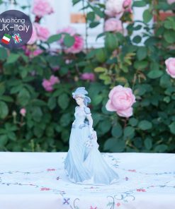 Cô sứ xanh tím loang dạo công viên Blenheim