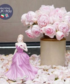 Cô sứ váy tím lavender