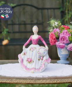 Cô sứ hồng cầm mũ đúc hoa nổi Châu Âu