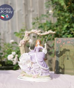 Cô sứ tím lilac đu dây trong vườn hồng hiếm