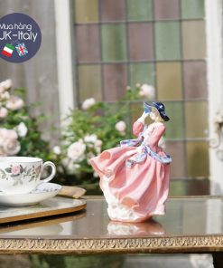 Cô sứ váy hồng nhẹ tươi trên đỉnh đồi