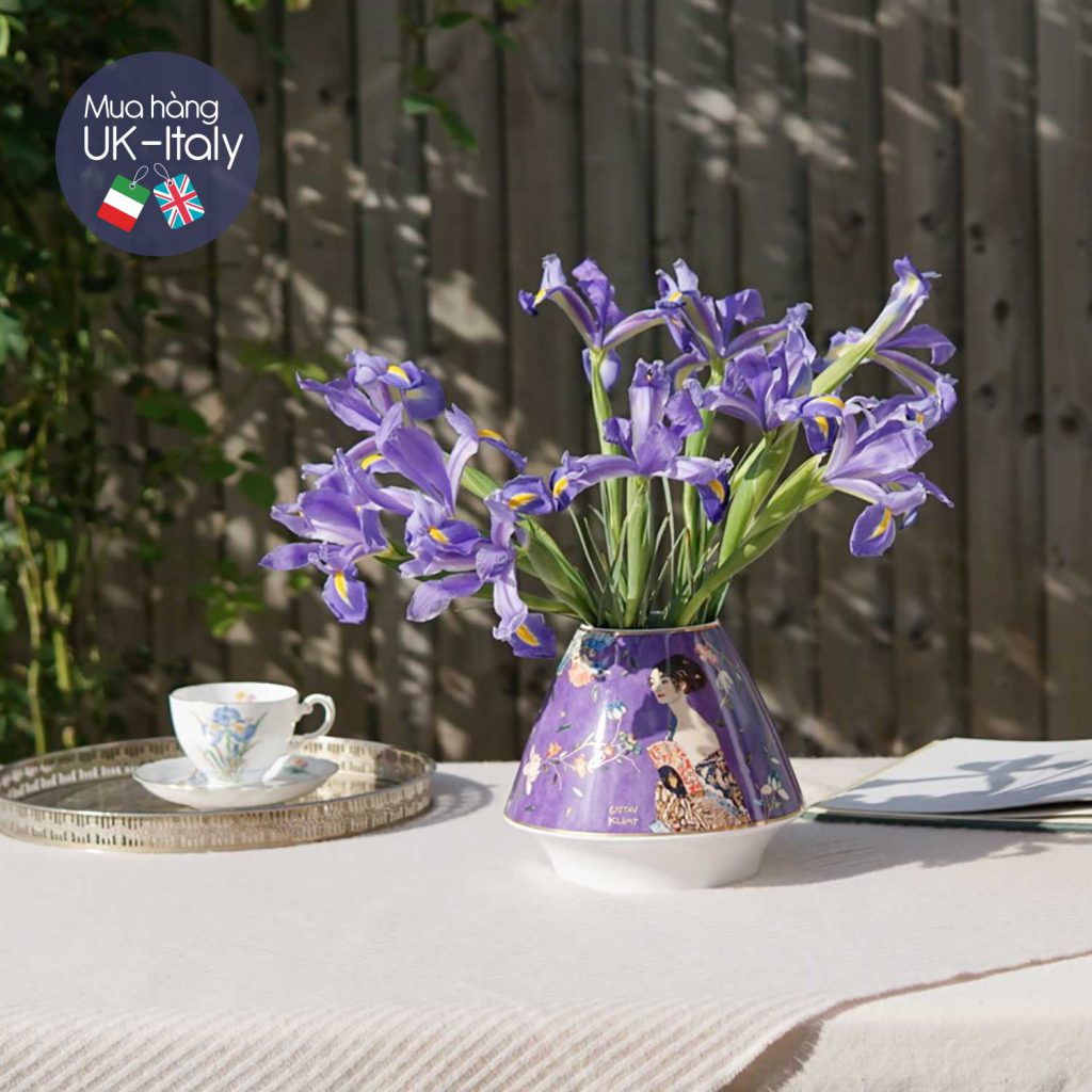 Lọ hoa tím cảnh cô gái cầm quạt của Klimt với hoa diên vỹ