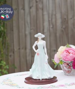 Cô sứ quyến rũ váy xanh nhạt điểm bông hồng