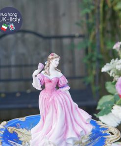 Cô sứ váy hồng nơ xanh c1999