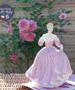 Cô sứ tím lilac cầm thư