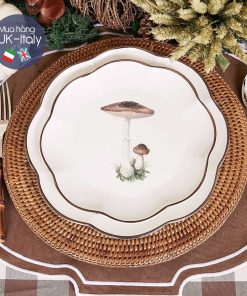 Đĩa ăn tròn vẽ nấm Anh