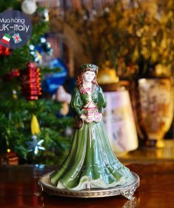 Cô sứ váy xanh cầm quà limited