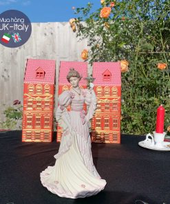 Cô sứ dạ hội matte cầm che mặt